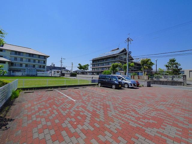 サンビレッジ天理Bの駐車場|車をお持ちの方に嬉しい駐車場付きの物件です
