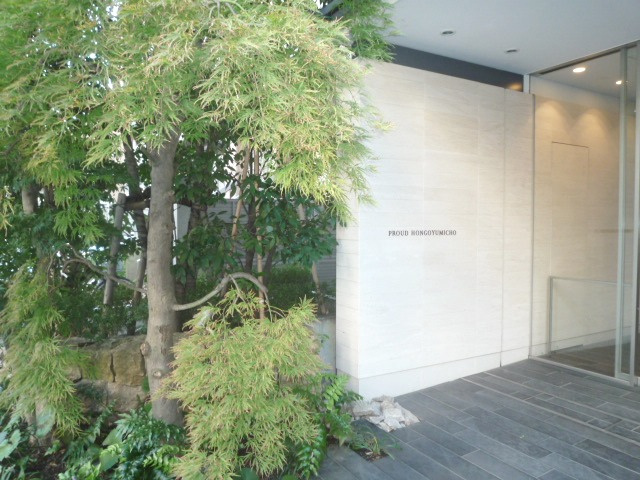 プラウド本郷弓町のエントランス