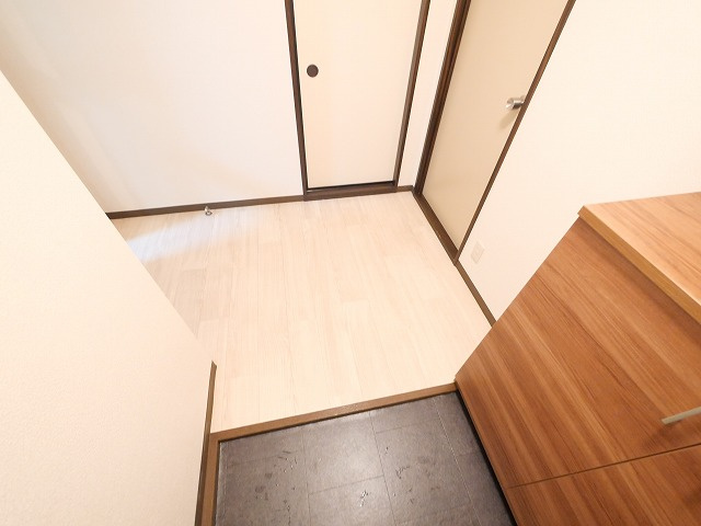サニーハウスＡの玄関|明るい玄関です