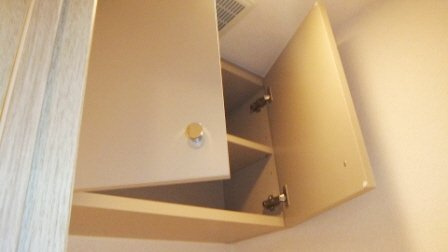 ＩＳＩＩビルのトイレ|トイレ上部に収納有ります