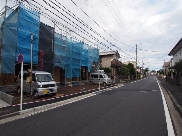 保土ヶ谷区仏向町全２棟　新築戸建ての前面道路含む現地写真