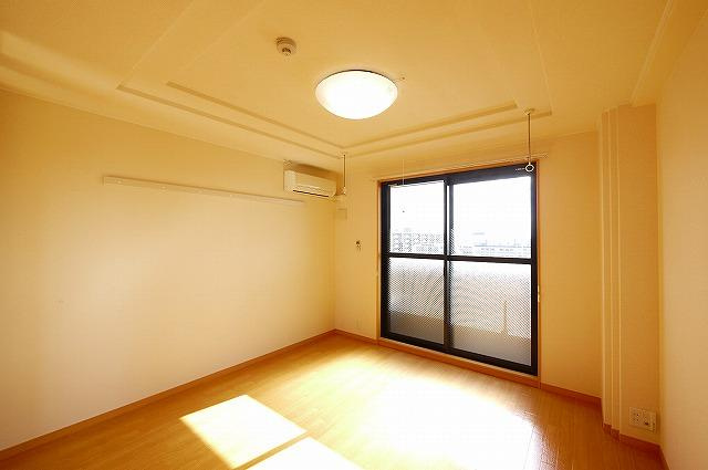 グリーンフィール大宮の居間・リビング|明るい日差しの入るお部屋です。