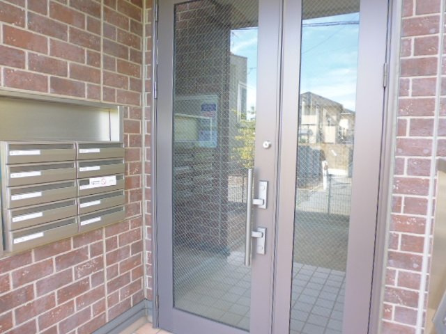 倉敷市西中新田のアパートのエントランス