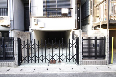 【駐車場】 | 伏見区久我本町　中古戸建 | 駐車場部分にはガレージ門と、玄関階段には開き門扉があるので安心です。