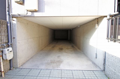 【駐車場】 | 伏見区久我本町　中古戸建 | 駐車2台可能（※車庫幅2.5ｍ　高さ1.55ｍ）前道は6ｍあるので駐車ラクラクです。