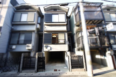 【外観】 | 伏見区久我本町　中古戸建 | 1Fは全面車庫で【駐車2台可能】【前道は6ｍ】あり駐車ラクラク　運転が苦手な奥様でも安心です。