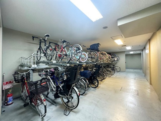 【その他共用部分】 | 駐輪場／上段１台を無料でご利用可能です。