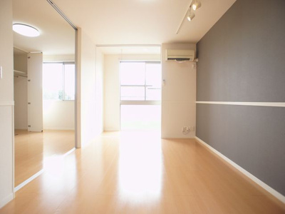 【居間・リビング】 | メゾン・ボヌールD | 快適な生活ができるエアコン付きです♪