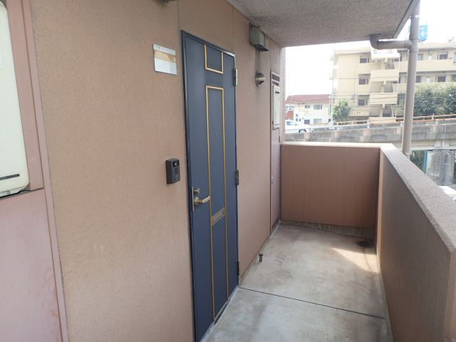 ルーミー寺本2号館の玄関