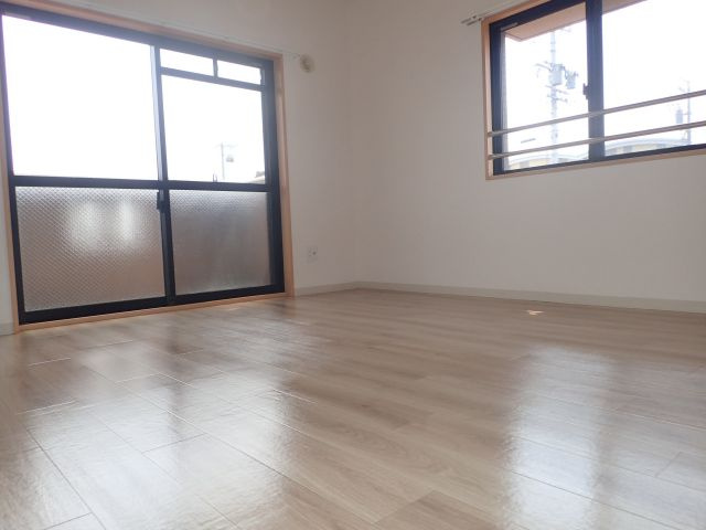 ルーミー寺本2号館の居間・リビング