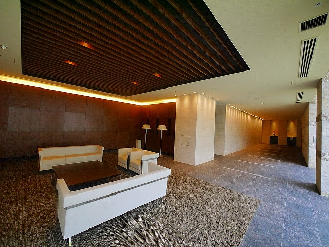 ローレルスクエア学研奈良登美ヶ丘Ⅳ（4）のエントランス|ゆとりのあるエントランスです