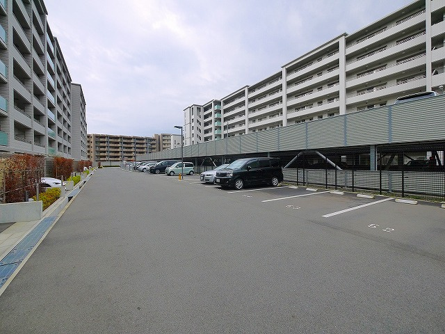 ローレルスクエア学研奈良登美ヶ丘Ⅳ（4）の駐車場|カースペースがあります