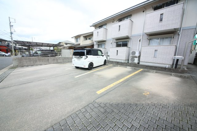 レーヴの駐車場