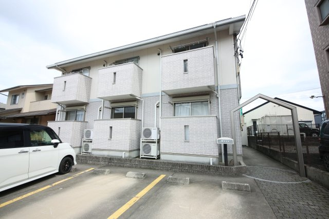 レーヴの駐車場