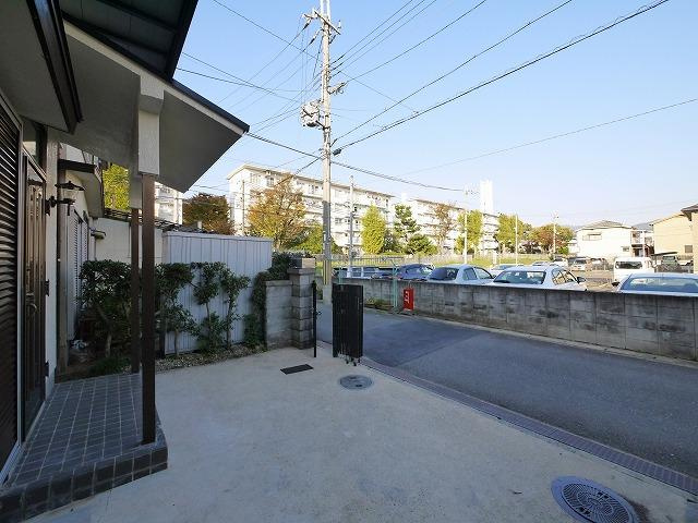 荻野一戸建の駐車場|駐車場があるので、車を買う予定の方も安心です