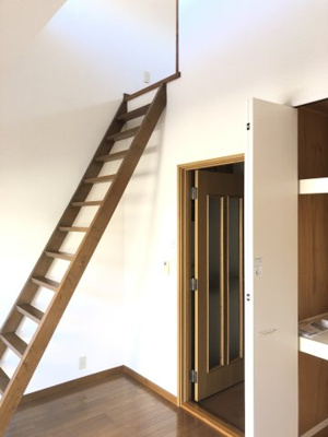 【内装】 | グリーンハウス弥栄 | ロフトへ上るはしごです☆