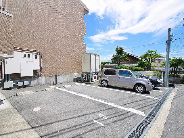 Pine Bloomu生駒の駐車場|車をお持ちの方に嬉しい駐車場付きの物件です