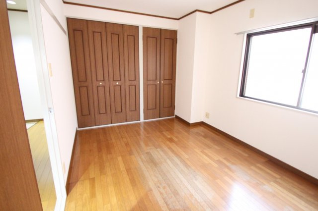 ファミール金岡の洋室