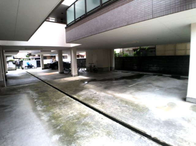 ファミール金岡の駐車場