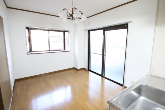 ファミール金岡の居間・リビング