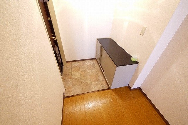 キャピタル新大宮の玄関|下駄箱完備の玄関です