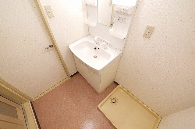 キャピタル新大宮の洗面所|ゆったりとスペースのある洗面所です