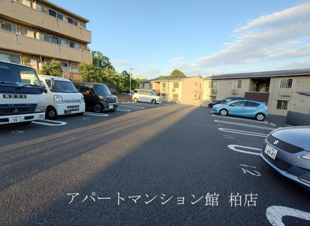 エスポワールＣの駐車場