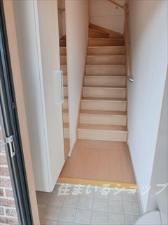 安芸高田市吉田町山手のアパートの玄関|ミラー付き大型シューズボックス