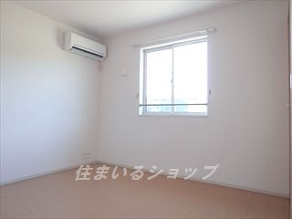 安芸高田市吉田町山手のアパートの寝室|寝室にもエアコンあり