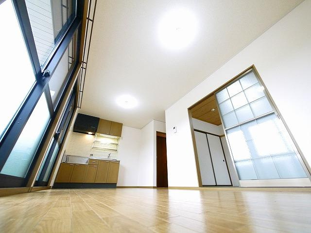 アネシス　Ｃ棟の居間・リビング|こちらのリビングで趣味の時間をお楽しみください