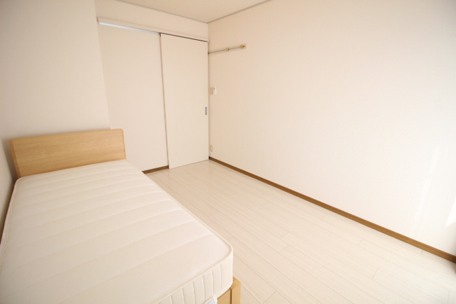 【寝室】 | セシル豊浜 | 落ち着いて過ごせるお部屋なので、寝室にいかがでしょうか