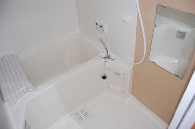 【浴室】 | プリリアンスＴＡＫＥＫＯＳＨＩ | 鏡面のアクセントが特徴のきれいなバスルル－ム