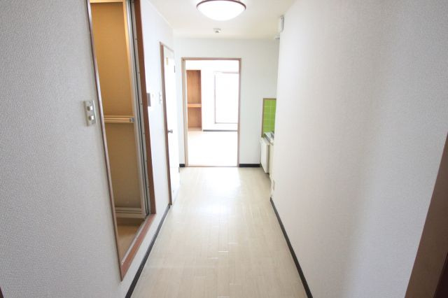 メゾンモアの玄関