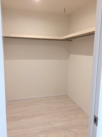 【収納】 | LA MIA CASA | 3.4帖の広々ウォークインクロゼット！棚とパイプもあり便利！