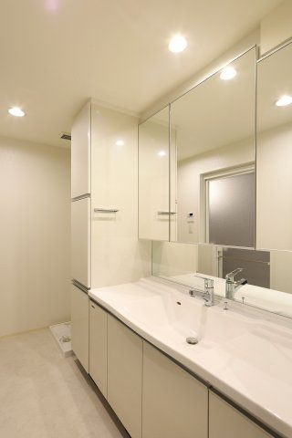 【独立洗面台】 | LA MIA CASA | 幅1.4ｍの広々カウンターと継ぎ目のないボウルでお掃除楽々♪