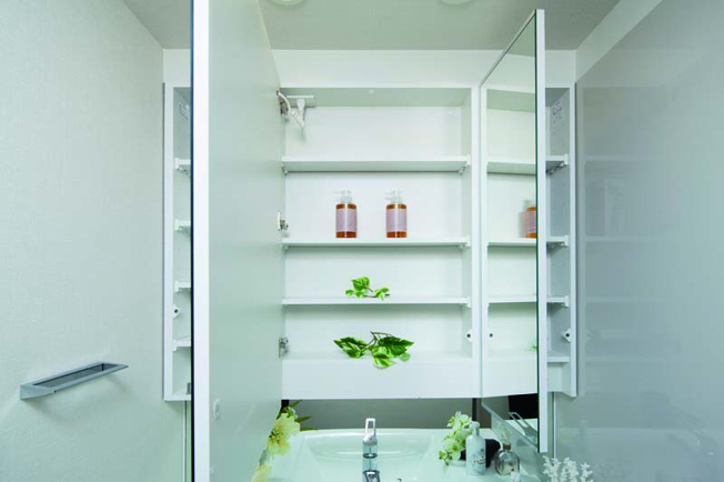 【独立洗面台】 | LA MIA CASA | 化粧品やヘアケアグッズなどを収納できる三面ミラーキャビネット