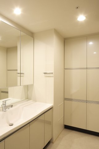 【独立洗面台】 | LA MIA CASA | 幅1.4ｍの広々カウンターと継ぎ目のないボウルでお掃除楽々♪