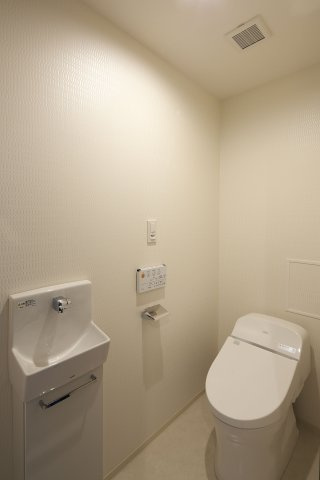 【トイレ】 | LA MIA CASA | 温水洗浄便座付節水型トイレ。来客時にも便利な独立手洗い器付き