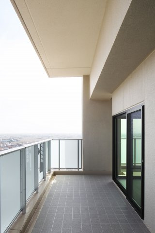 【バルコニー】 | LA MIA CASA | 奥行2ｍ・面積42.02㎡の広々バルコニー！