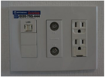 【設備】 | LA MIA CASA | マルチコンセントで電源等が1か所にまとまるのでスッキリ！