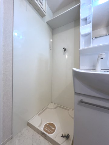 ルミエール新道の洗面所|収納棚付き洗濯機置き場