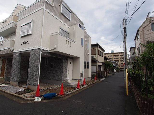保土ヶ谷区上星川３丁目全２棟　新築戸建ての前面道路含む現地写真