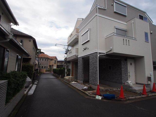 保土ヶ谷区上星川３丁目全２棟　新築戸建ての前面道路含む現地写真
