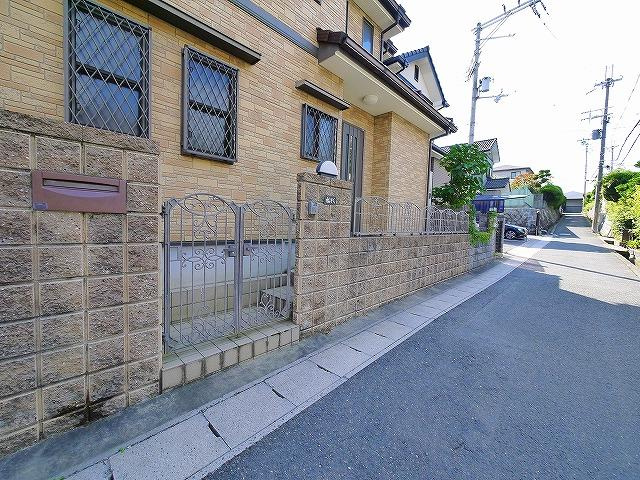 学園朝日町戸建（学園朝日町6）のエントランス|正面玄関部分になります