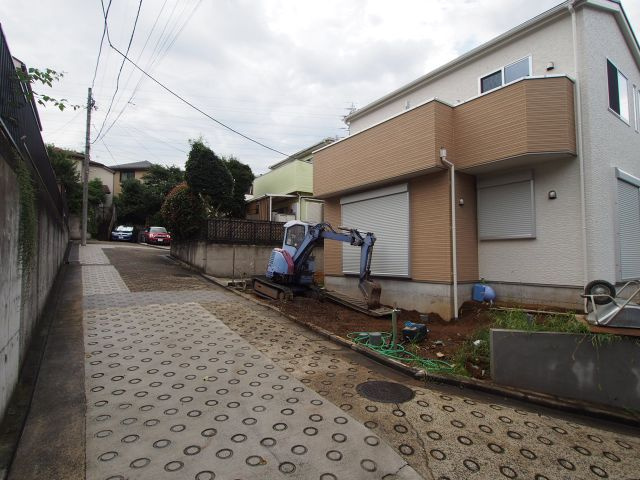 保土ヶ谷区仏向町　新築戸建て　Ａ号棟の前面道路含む現地写真