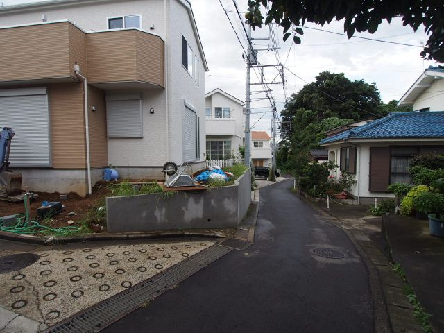 保土ヶ谷区仏向町　新築戸建て　Ａ号棟の前面道路含む現地写真