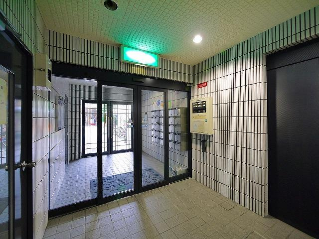 グランシャリオ生駒のエントランス|落ち着いたエントランスです