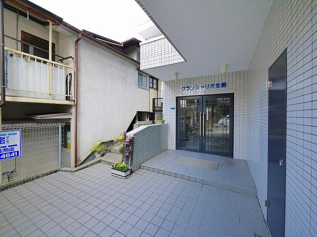 グランシャリオ生駒のエントランス|毎日通るエントランスはこのようになっています