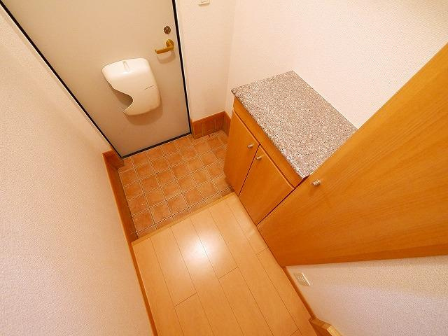 コモドビラⅧの玄関|収納もある玄関です