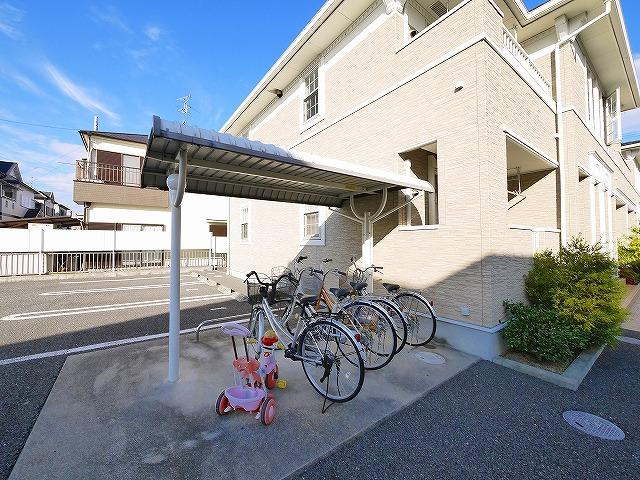 コモドビラⅧのその他共用部分|屋根付き駐輪場です